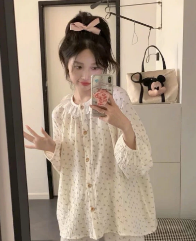Screenshot 2026-01-14 164321 Bộ ngủ dài cổ tròn phối ren họa tiết hoa nhí dễ thương cotton pijama