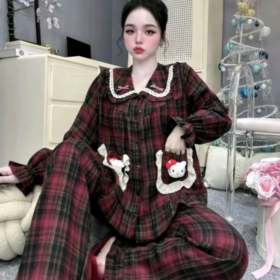 SÉT BỘ PYJAMA TAY DÀI QUẦN DÀI DÀI SEN KẺ ĐỎ – CHẤT ĐŨI DẠ MỀM MÁT, NHẸ NHÀNG, CUTE XINH MẶC NHÀ